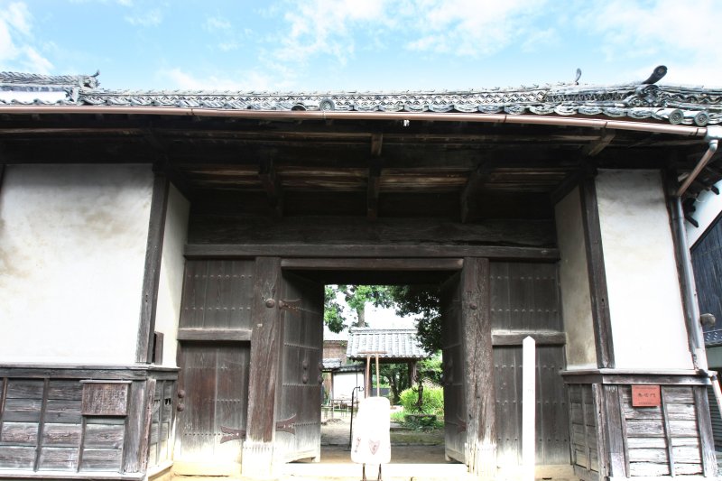 庄屋には分不相応だと言われた格式高い鳥居門。土日のみオープンされ、門の中に入ることができる。