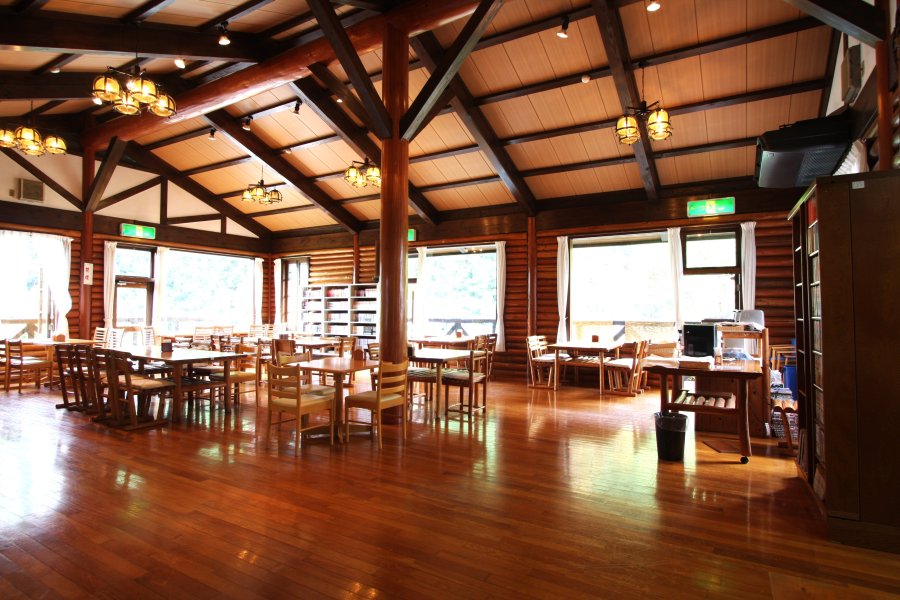 木の温もりが伝わってくる落ち着いた雰囲気のレストランでは、自然の景色を眺めながら朝食を取ることができる。