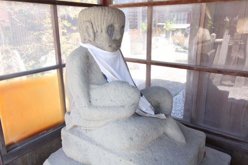 河童の恩返しの伝説にちなみ、社殿向かって左側のオスの狛河童の右手には鯛が抱えられている。なでて祈ると願い事が叶うということから、頭がすり減り皿のようになっている。