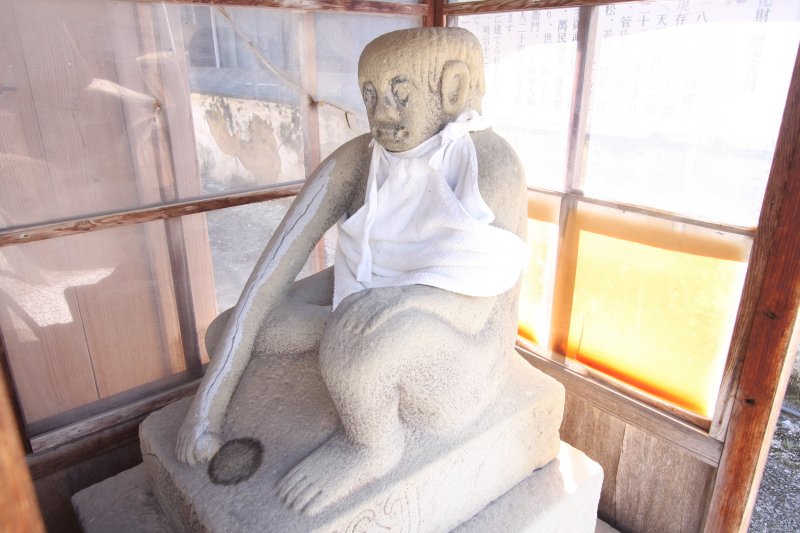 社殿向かって右側のメスの狛河童。かつて奉納されていた木造の河童に変わり、明治14年に両像とも現在の石造りになった。