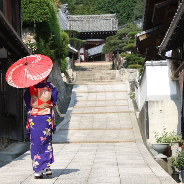 着物で古い町並みを散策（西予市卯之町）