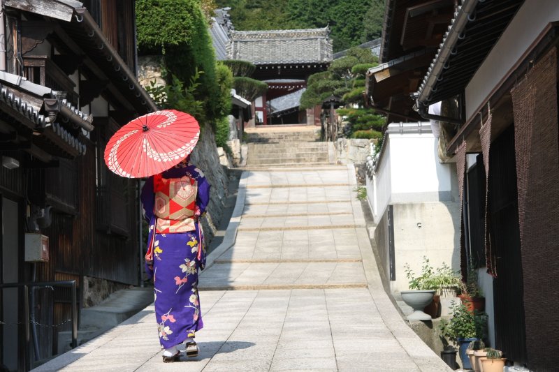 着物を着て明治の町並みを散策すれば昔にタイムスリップした感覚になる。 