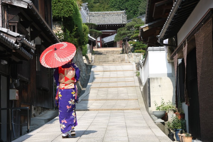 着物を着て明治の町並みを散策すれば昔にタイムスリップした感覚になる。 