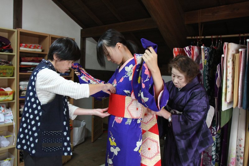 たくさんある着物や帯から、季節や好みにあわせて好きなものを選び着付をしてくれる。