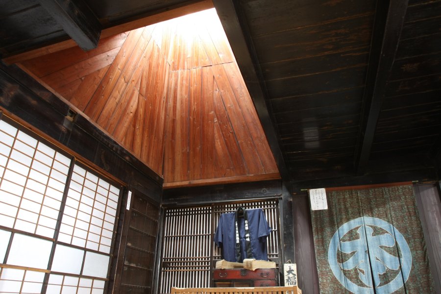 自然光を取り入れるために作られた天窓のある帳場は、他よりも明るくなっており昔の人の知恵が窺える。