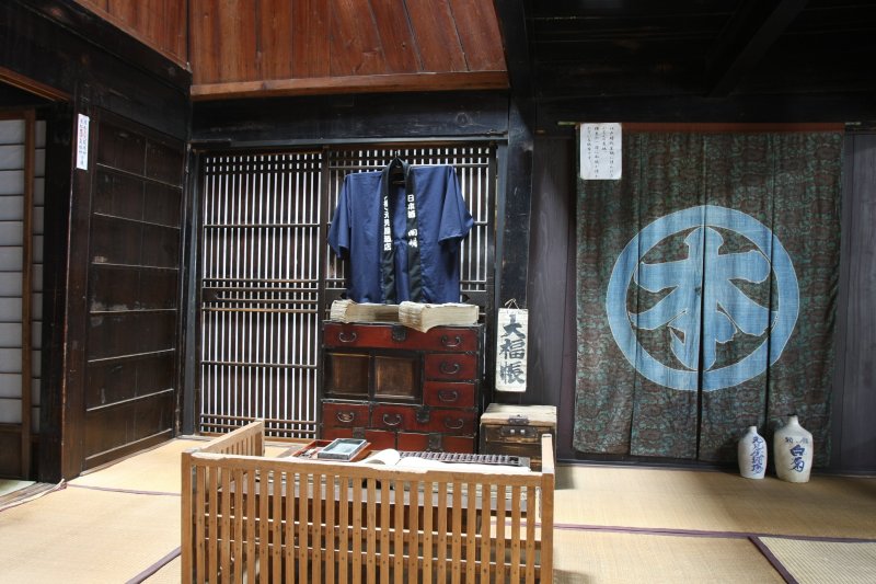 実際に使用されていた帳場には、大福帳や江戸時代の金庫などが展示されており、自由に上がって見学できる。はっぴを着て帳場に座れば番頭気分を味わえる。