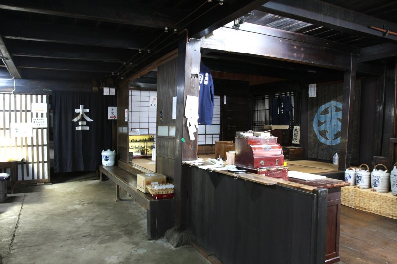 店内の土壁や土間も当時のままで、入口にある戦前のレジスターは現在も使用されている。