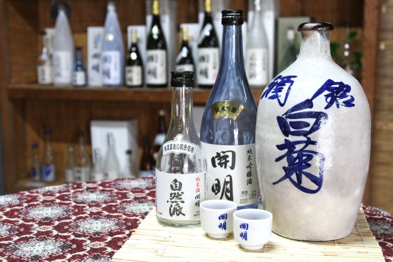 試飲コーナーでは、酒だけでなく酒造りの仕込み水も飲むことができる。