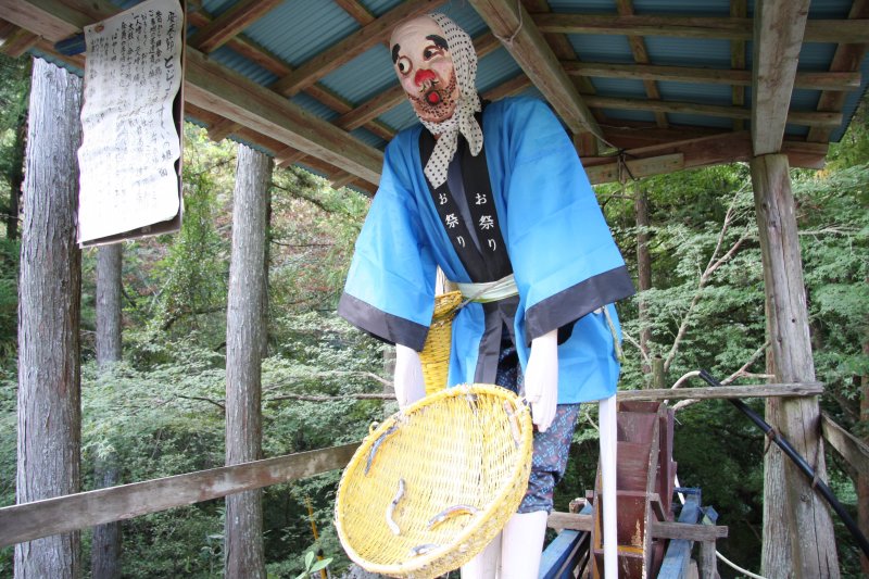 どじょうすくいを再現するひょっとこの人形は水車を利用したからくりで、地元の住民が製作時間5ヶ月間を要した力作。