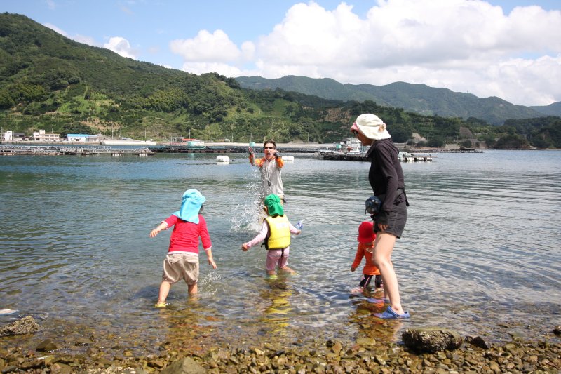 折り返しポイントの浜辺に上陸し昼食タイム。休憩後は帰りのパワーを蓄えたり、浜辺で遊んだりと思い思いに過ごせる。