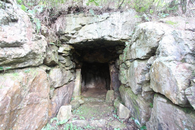 周囲の山林に溶け込んでいる古墳は、まるで訪れる者を拒むかのように圧倒的なオーラを放っている。