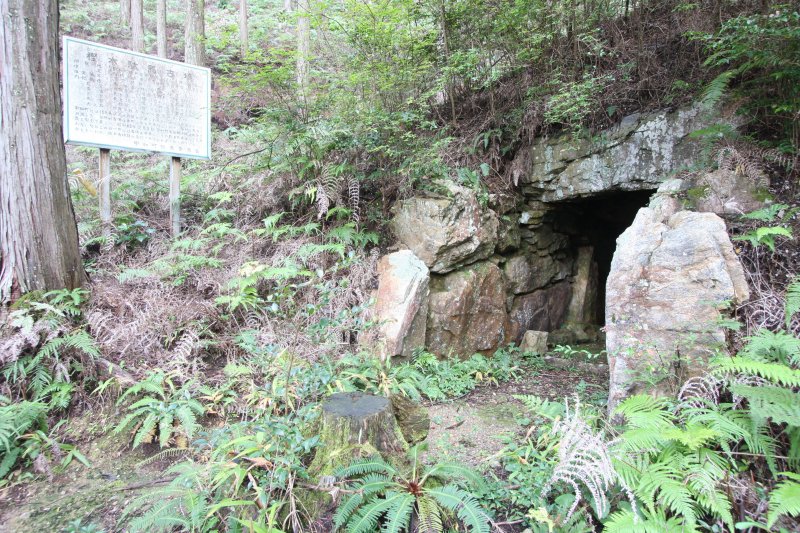 深い山間部の斜面にひっそりと存在する樫木駄馬古墳。