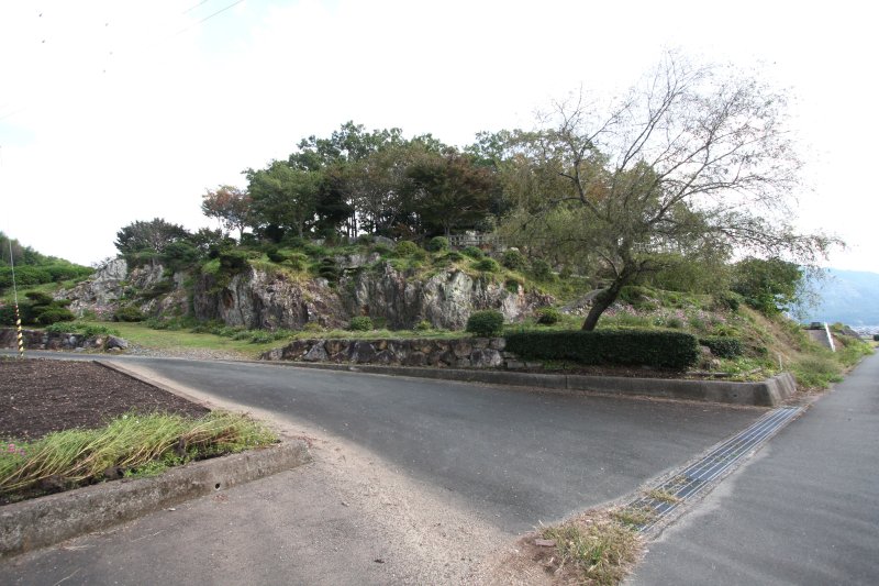 立石跡の隣には、現在でも巨大な岩盤の山がどっしりと鎮座し、斜面からはのどかな宇和盆地が一望できる。