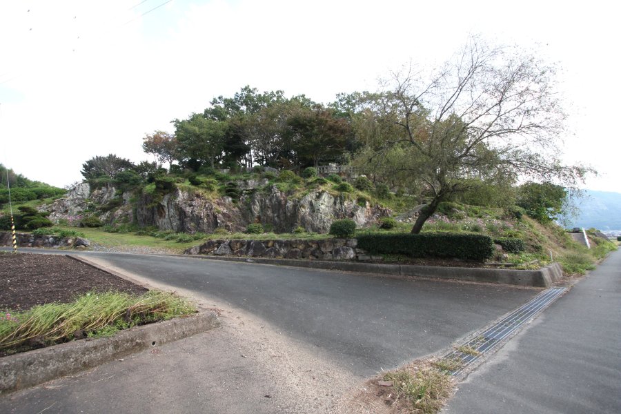 立石跡の隣には、現在でも巨大な岩盤の山がどっしりと鎮座し、斜面からはのどかな宇和盆地が一望できる。