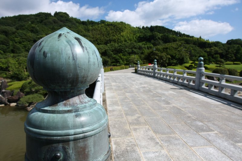 橋の十二個の擬宝珠のうち、一箇所に出雲大社のお守りが納められている。