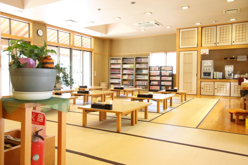 湯上りにのんびりとリラックスできる休憩所も設置されている。