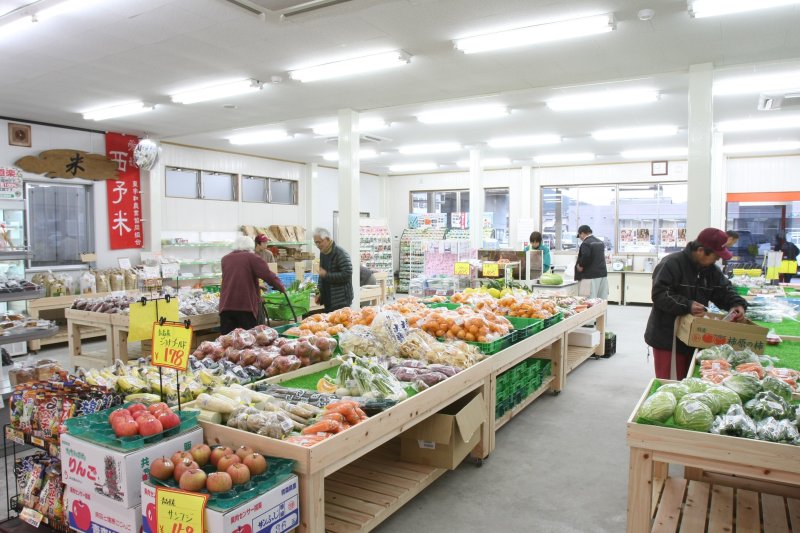 新鮮な商品がずらりと並ぶ店内は、商品が見やすいようにという配慮からテーブルに陳列されているのが特徴。