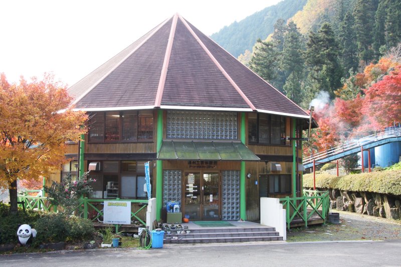体験館の周りは豊かな自然に囲まれており、陶芸体験だけでなく景観も楽しめる。