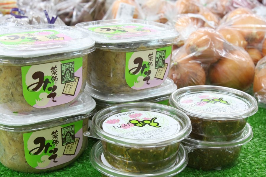 れんげの花から採った蜂蜜を使用した手作りのれんげ味噌や、昔ながらの製法で自然醗酵させた薬師味噌も好評。