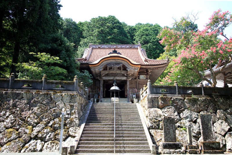 まるで城郭のように大きな石垣と、細部にまで彫刻が施された本堂は、自然に囲まれ荘厳な雰囲気を漂わせる。