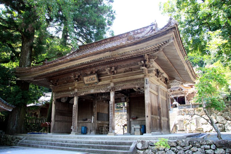 古刹の重厚感を高める仁王門には、正面左右に金剛力士像を安置している。