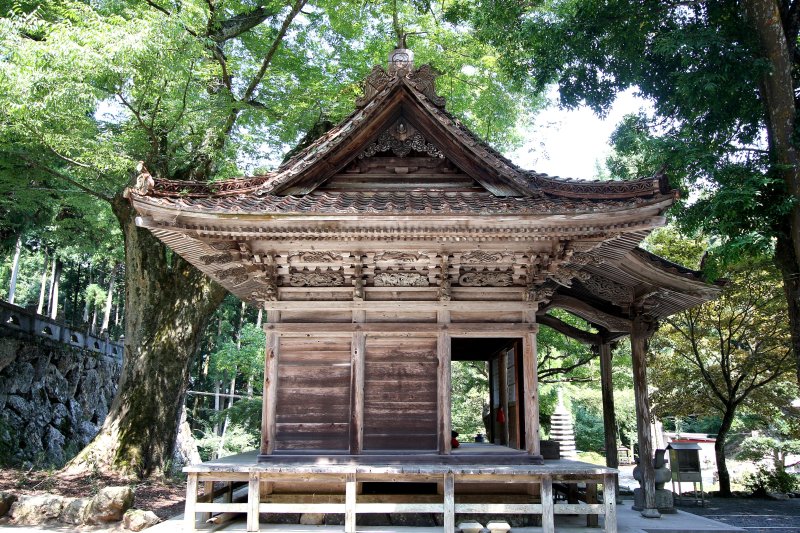 地蔵堂には珍しい十二干支の彫刻などがあり、その造形だけでなく楽しむことができる。