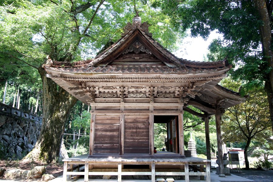 地蔵堂には珍しい十二干支の彫刻などがあり、その造形だけでなく楽しむことができる。