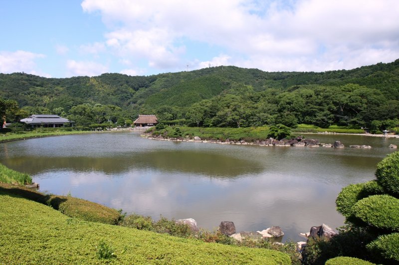 「日本の都市公園100選」に選ばれた四国最大級の日本庭園。