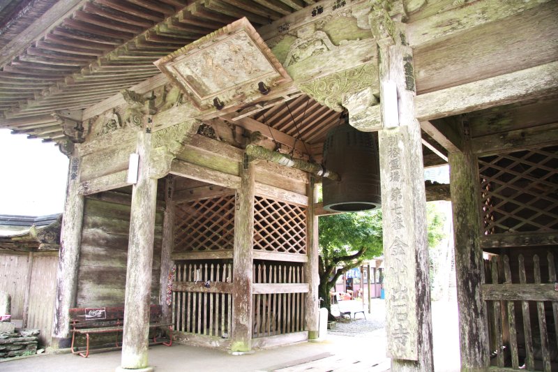 芸術的とも言える山門が、訪れた人たちを出迎える。門の中には、国の重要指定文化財に選ばれている朝鮮鐘もある。