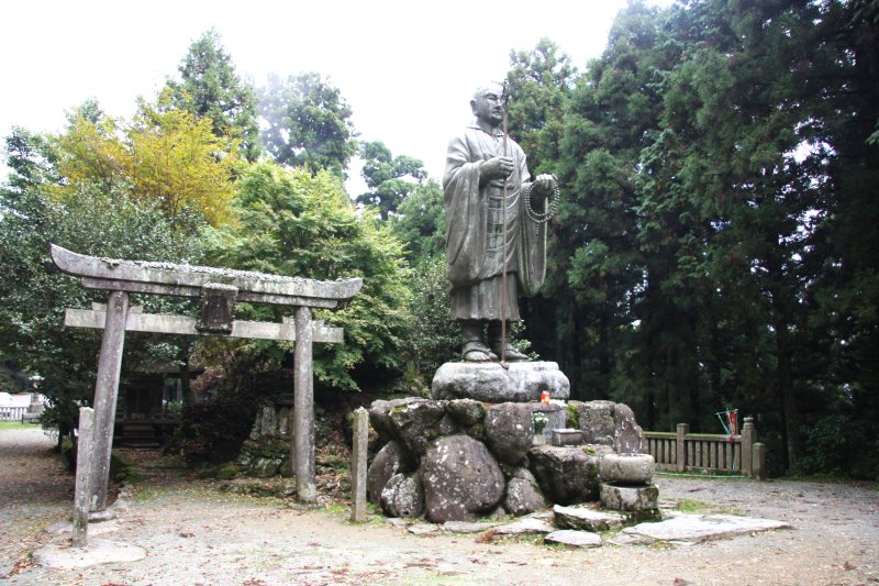 神聖な雰囲気の山中に佇む弘法大使像。その大きさと像が放つ存在感に観光客は圧倒される。