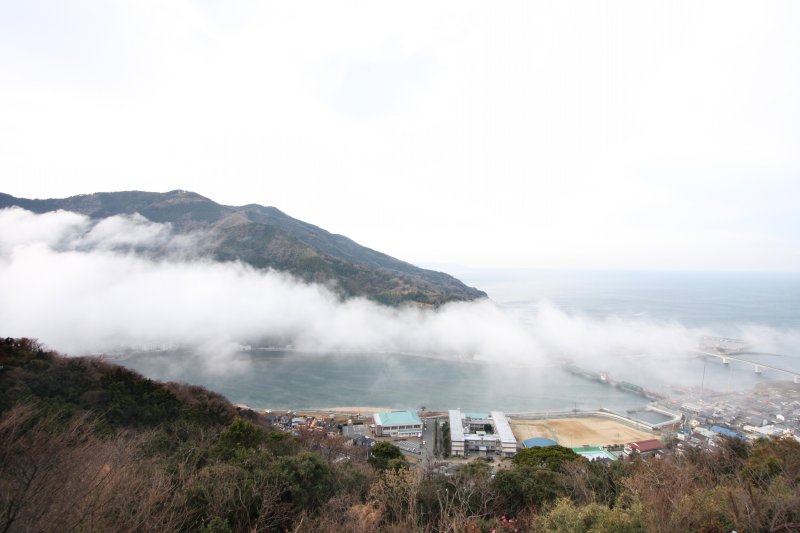 強風はゴォーゴォーとうねりをたてて肱川を吹き抜け、霧は沖合い数kmに達することもある。風速は長浜大橋付近において10m以上が観測されることもある。