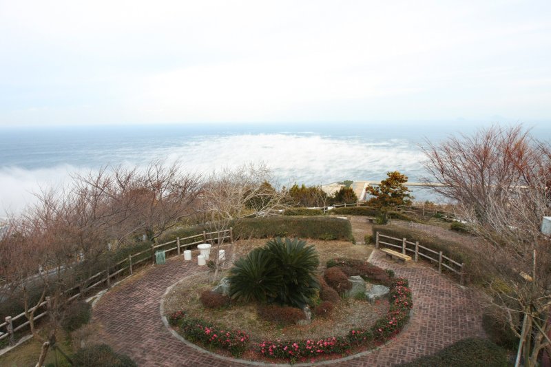 晴れた日には瀬戸内海諸島を一望することもでき、伊予灘に沈む夕日の風景も絶品。