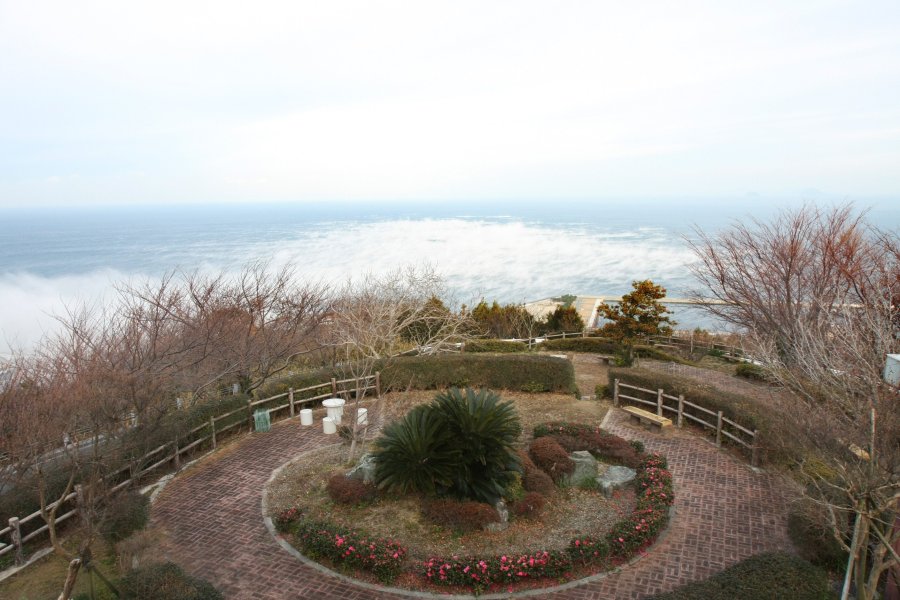晴れた日には瀬戸内海諸島を一望することもでき、伊予灘に沈む夕日の風景も絶品。
