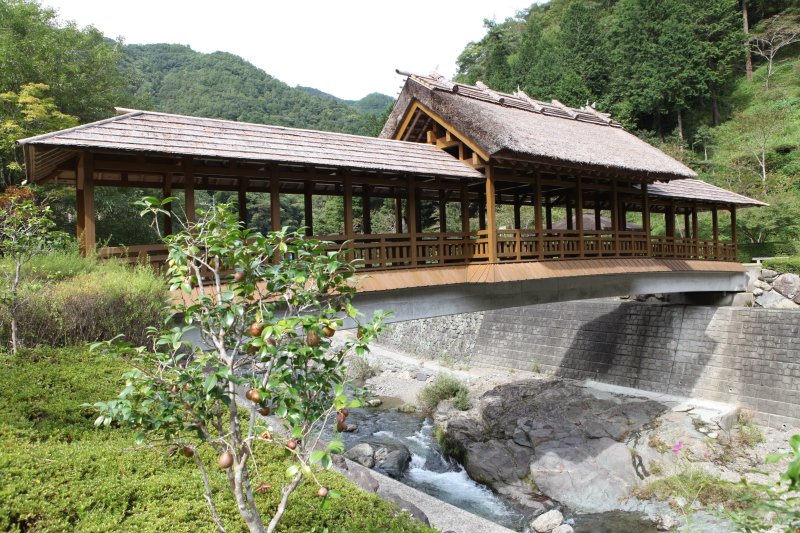 河辺川にかけられた檜造りの屋根つき橋で河辺地区「浪漫八橋」の一つ、公園のシンボルとして架設された「ふれあい橋」。