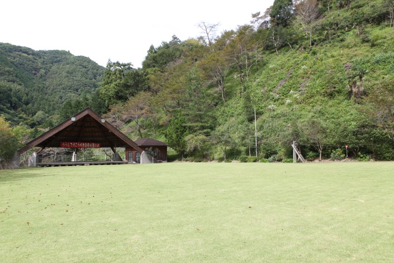 野外ステージが設置された広場では各種イベントが開催され、広々とした芝生の上で自由にボール遊びやアスレチック遊具を楽しめる。