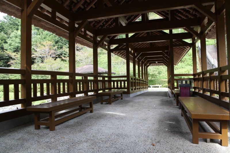 ふれあい橋の中央や橋の周りにはベンチが多数設置されており、川のせせらぎに耳を傾けながら、ゆっくり休憩できる。