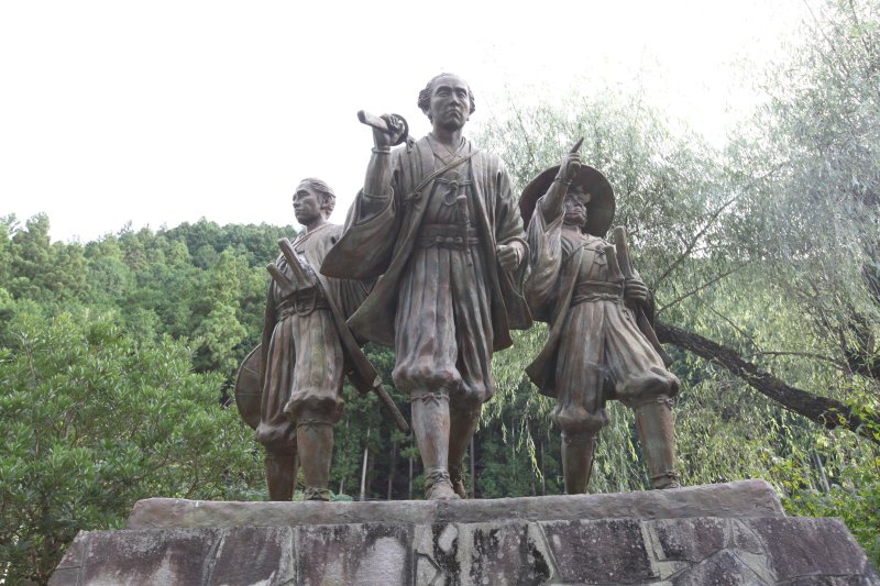 歴史の道百選に選ばれている「龍馬脱藩の道」が通る河辺地区ならではの、銅像が公園内に設置されている。