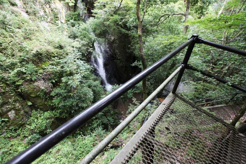 遊歩道からは足元に流れ落ちる滝を観察することができ、まるで空中から滝を鑑賞している錯覚さえ覚える。