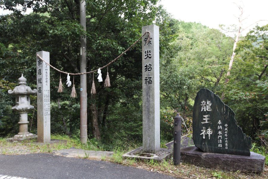 入口は2ヵ所あり、龍馬脱藩の道を辿り滝に行くルートもある。家族連れなどには石碑がある場所からの入口がおすすめ。