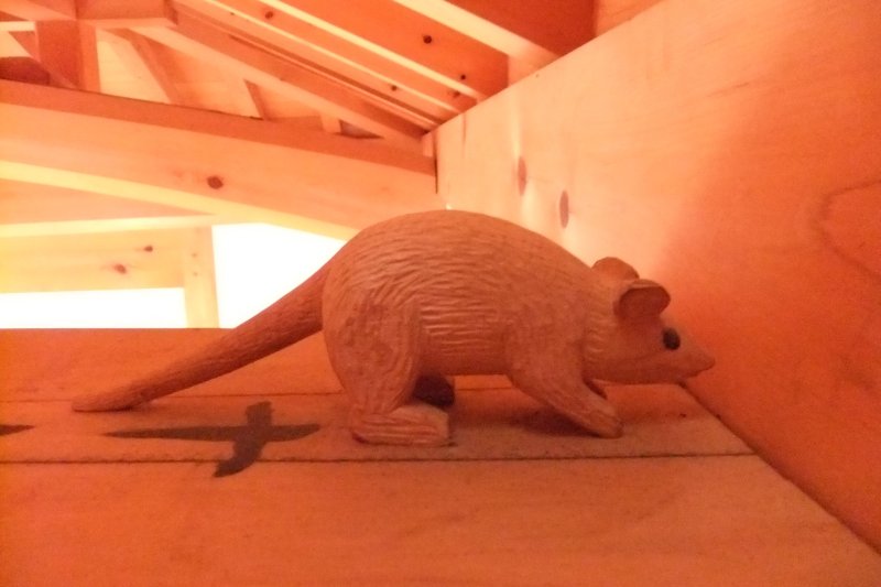 天守４階の梁の上におかれているネズミの写真。以前、マスコミに紹介されて話題になりました。このネズミは、大工さんがネズミのいる船は沈まないという言い伝えなどから験を担いでこっそりと置いたそうです。