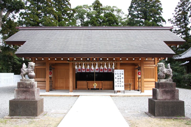 大黒天と恵比寿神を祭神に祀る大洲神社では、商売繁盛や福徳来家、五穀豊穣などの縁起を求めて多くの参拝者が訪れている。