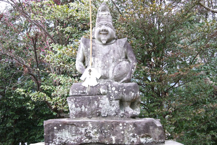 境内には、大洲神社の祭神である竹竿を持った恵比寿神の石像が佇んでいる。