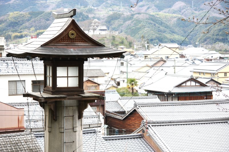 昭和天皇即位を記念して昭和3年に建てられた巨大な昭和燈は、大洲神社の象徴の一つ。