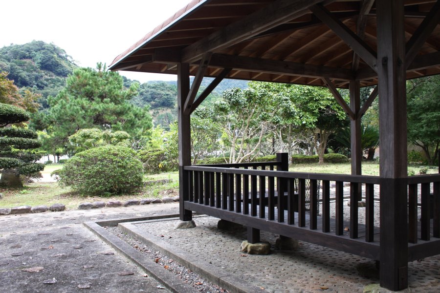 野趣に富んだ日本庭園に設けられた休憩所では、周囲の山々が見せる四季折々の風情が楽しめる。