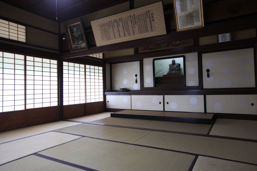 屋内には中江藤樹の木像が安置されており、至徳堂などの説明を聞くことができる。