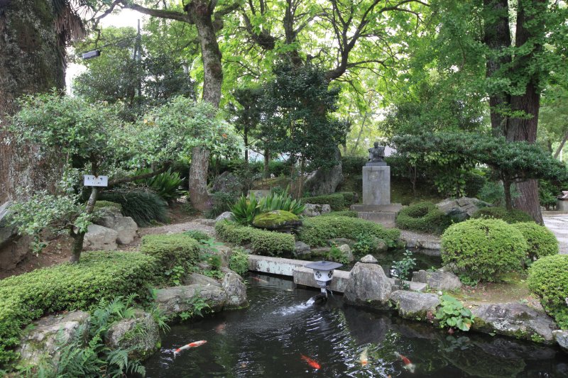 至徳堂に向かう途中には藤樹青年銅像や、天心園と名付けられた庭園が築かれている。