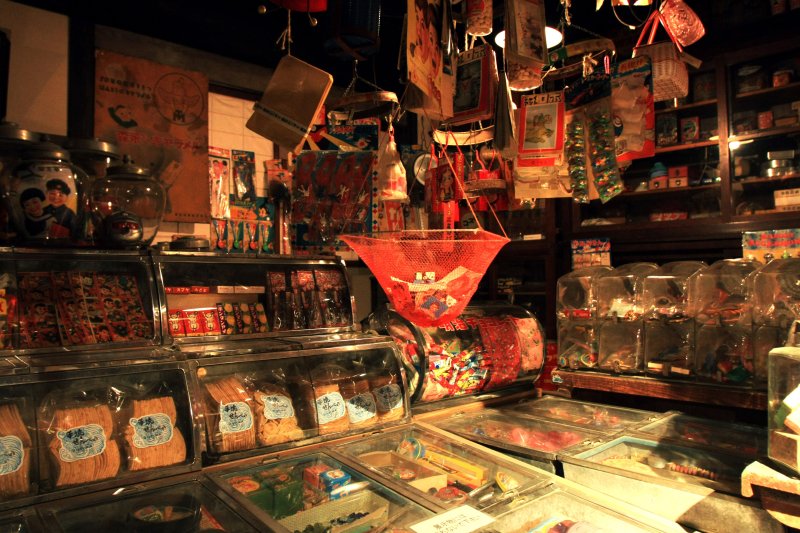 今にも奥からおばあちゃんが出てきそうな駄菓子屋の風景を忠実に再現。