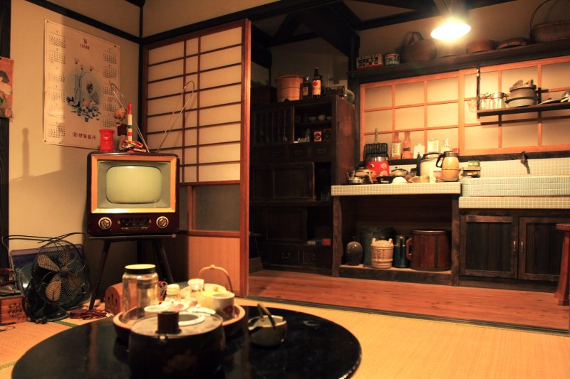 駄菓子屋の奥の和室は誰でも自由に靴を脱いで上がることができる。
