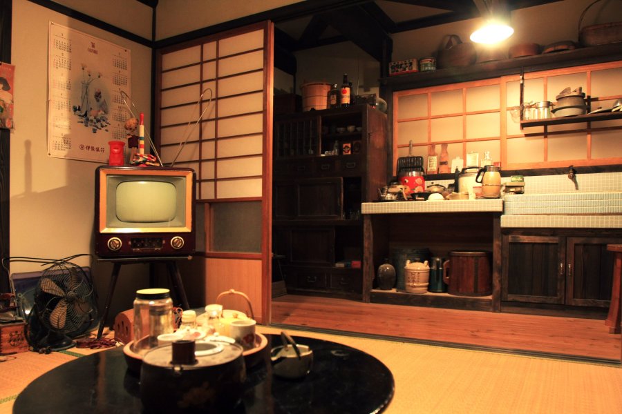 駄菓子屋の奥の和室は誰でも自由に靴を脱いで上がることができる。
