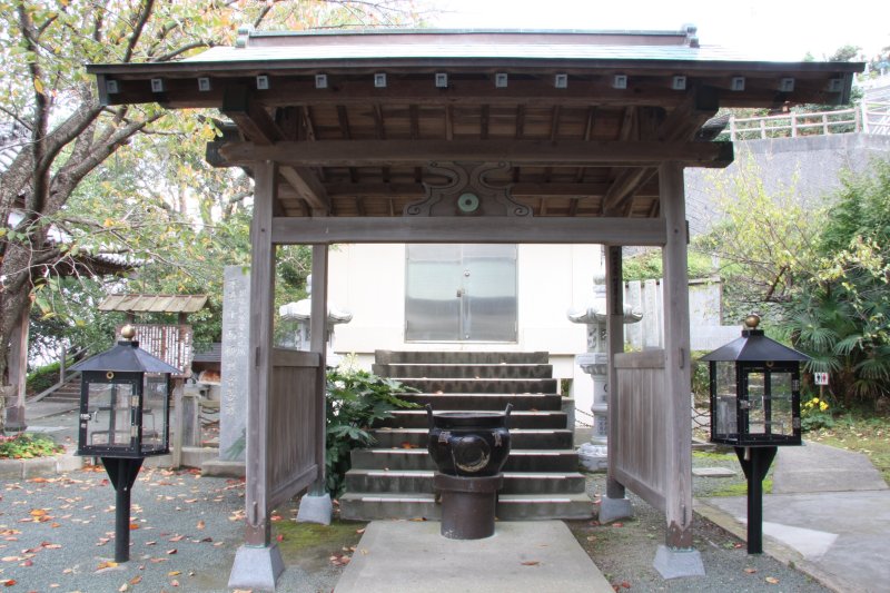 この建物に「木造十一面観音立像」が安置されている。扉が開かれる4月17日を静かに待っている。